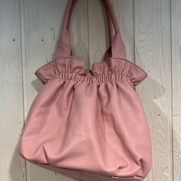 BUENO light pink hobo bag with flower and snap enclosure - Picture 4 of 9